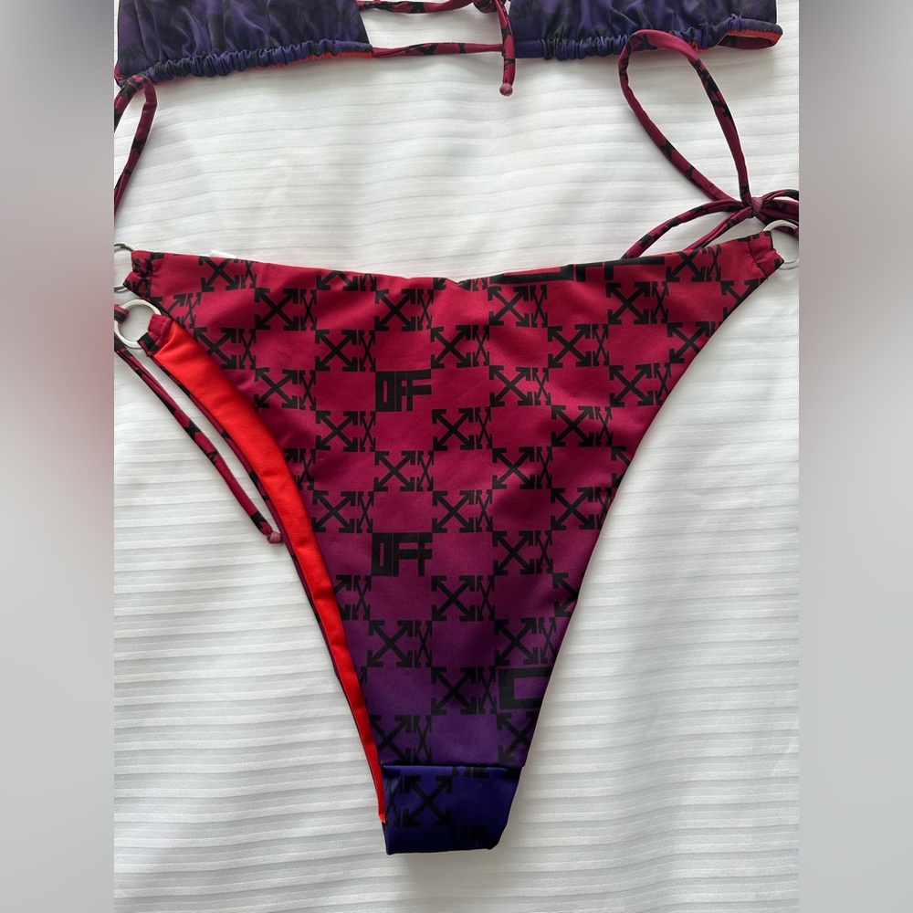 Off-White
logo-print gradient bikini - Picture 3 of 8
